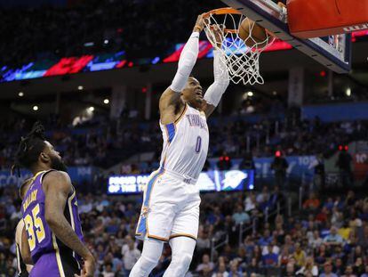 Westbrook anota ante Bullock.