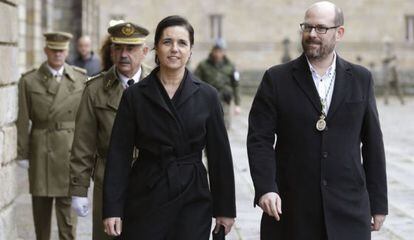 La presidenta del Parlamento de Galicia, Pilar Rojo, con el alcalde compostelano, Marti&ntilde;o Noriega, en los actos previos a la misa en la Catedral. 