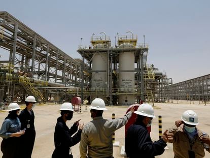 Un grupo de ingenieros y periodistas visitan una de las instalaciones de Aramco, la mayor petrolera del mundo.