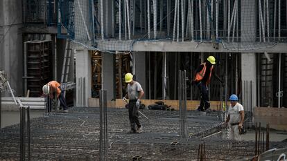 Varios trabajadores de construcción en Barcelona, en una imagen de archivo.