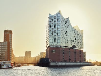 La Elbphilharmonie (Filarm&oacute;nica del Elba), tambi&eacute;n conocida como Elphi, se alza junto al r&iacute;o y forma parte del proyecto urban&iacute;stico de la HafenCity (Ciudad Puerto).