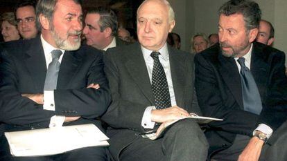 Jos&eacute; Pedro P&eacute;rez-Llorca, en el centro, junto a Mayor Oreja (izquierda) y Alberto Oliat (derecha), en una imagen de archivo.