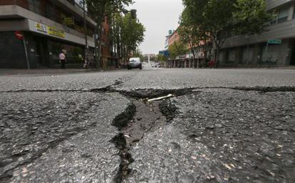 Desperfectos en la calle de Alcal&aacute; de Madrid.