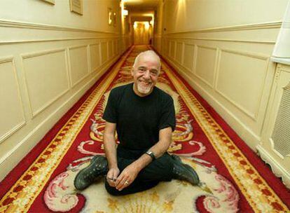 Paulo Coelho, en los pasillos de un hotel durante una visita a Madrid en 2006.