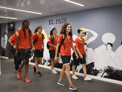 El seleccionador, Lucas Mondelo, y las jugadoras, en la redacción de EL PAÍS.