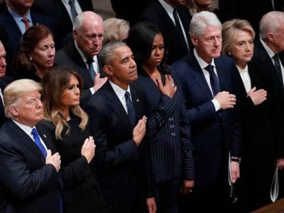 En la imagen, Trump, junto a tres de los cuatro expresidentes estadounidenses vivos. En vídeo: funeral de George H. W. Bush.