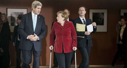 El secretario de Estado de EE UU, John Kerry, camina este viernes junto a la canciller alemana Angela Merkel.