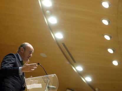 El ministro de Economía, Industria y Competitividad, Luis de Guindos, durante su intervención en el acto de toma de posesión de altos cargos de su departamento, hoy en la sede del Ministerio en Madrid.