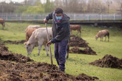 Un agricultor en Lugo, Galicia (España), el 24 de marzo de 2021.