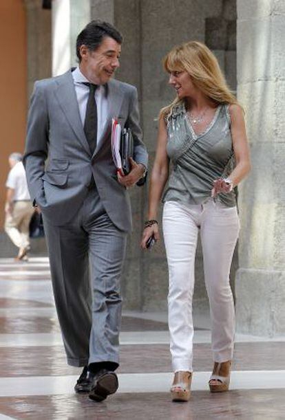 Ignacio González, presidente de la Comunidad de Madrid, junto a la directora general de Medios, Isabel Gallego, en 2012.