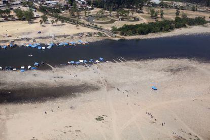 Un paso fronterizo clandestino entre Bermejo (Bolivia, arriba) y Aguas Blancas (Argentina, abajo) por el que circula el contrabando y, en ciertos casos, la droga.