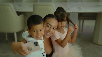 Georgina junto a Mateo y Eva Maria Dos Santos Ronaldo, dos de los cinco hijos que, según la serie insiste en hacer creer, cuida sin ningún tipo de ayuda porque es una supermamá.