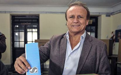 El candidato Miguel Del Sel vota en Santa Fer, Argentina.