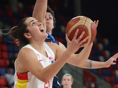 Paula Ginzo, en acción durante el último partido del Eurobasket entre España y Grecia, el pasado domingo.