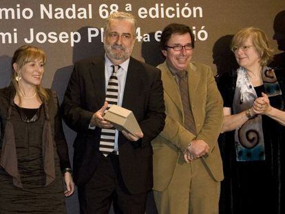 Rafael Nadal, ayer, con el premio Pla entre sus manos.