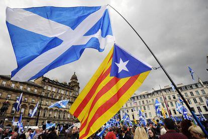 Una bandera escocesa y una &#039;estelada&#039; en Glasgow en 2015.