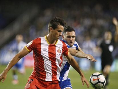 El davanter del Deportivo de la Corunya Lucas P&eacute;rez i Bernardo Espinosa, defensa del Girona.