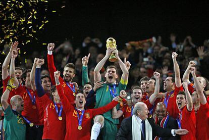 Iker Casillas estalla de alegría tras levantar la Copa del Mundo que le acaba de entregar Sepp Blatter, presidente de la FIFA, en el estadio Soccer City de Johanesburgo.