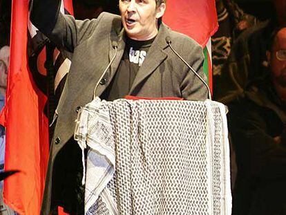 Otegi, en el mitin de Anoeta de noviembre de 2004.