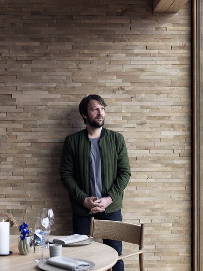 El pasado 16 de febrero el chef danés René Redzepi abrió al norte de Christiania, en Copenhague, su nuevo restaurante Noma, no muy lejos del local original, <a href="https://elpais.com/elpais/2015/09/15/estilo/1442314769_152309.html" target="_blank">cuyas puertas se cerraron hace ahora un año</a> y desde cuyas cocinas revolucionó durante 14 años la gastronomía escandinava. Noma encabezó en cuatro ocasiones la lista The World's 50 Best Restaurants (en 2010, 2011, <a href="https://elviajero.elpais.com/elviajero/2012/10/04/album/1349350143_076851.html" target="_blank">2012</a> y <a href="https://elviajero.elpais.com/elviajero/2014/04/29/album/1398783836_133298.html" target="_blank">2014</a>). Ahora, el chef, que también consiguió en Noma dos estrellas Michelin, se ha embarcado en una nueva aventura, según sus palabras, un Noma 2.0.