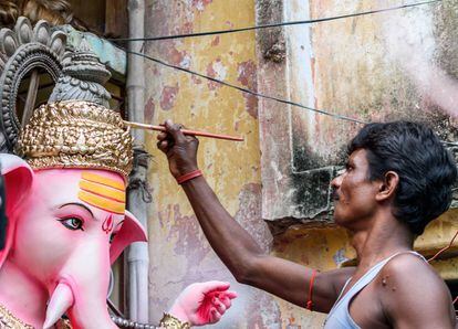 Uno de los artistas en el barrio de Kumartuli de Calcuta.