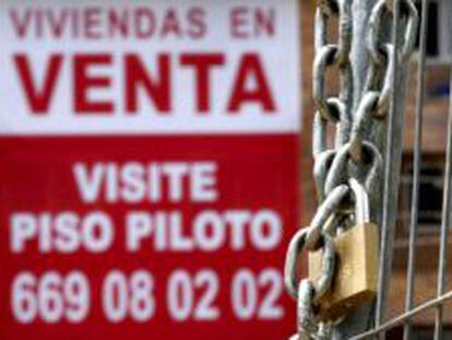 En la imagen, un cartel anunciador de venta pisos cuelga de una fachada de una nueva promoci&oacute;n en Madrid.