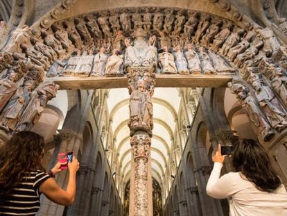 El Pórtico de la Gloria restaurado de la Catedral de Santiago de Compostela.