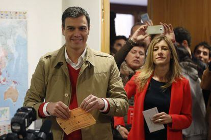 El candidato por el PSOE a la presidencia del Gobierno, Pedro Sánchez, acompañado por su esposa, Begoña Fernández, momentos antes de votar en el Centro Cultural Volturno, en Pozuelo de Alarcón.