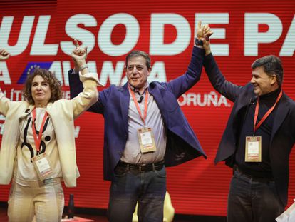 La vicepresidenta del Gobierno y número dos del PSOE, María Jesús Montero; el candidato socialista en Galicia, José Ramón Gómez Besteiro y el eurodiputado Nicolás González Casares, este sábado en A Coruña.