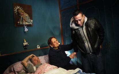 Una familia espera su desahucio, que finalmente se paralizó, en 2012.