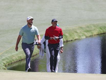 Jon Rahm y Tiger Woods, en el hoyo 16 de Augusta.