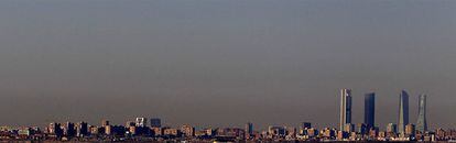 Vista de la polución sobre el horizonte de Madrid, esta mañana.