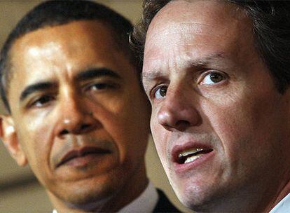 El presidente de EE UU, Barak Obama y su secretario del Tesoro, Timothy Geithner, durante una rueda de prensa.
