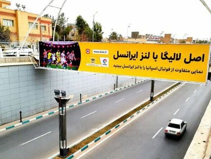 Un cartel de LaLiga y MTN Irán en una carretera de Teherán.