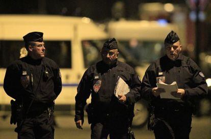 La polic&iacute;a francesa acordona el barrio donde se encuentra el sospechoso.