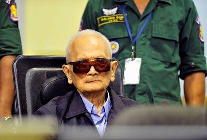 El ideólogo del régimen de los jemeres rojos, Nuon Chea, de 92 años, en una sala de las Cámaras Extraordinarias de los Tribunales de Camboya, este viernes.