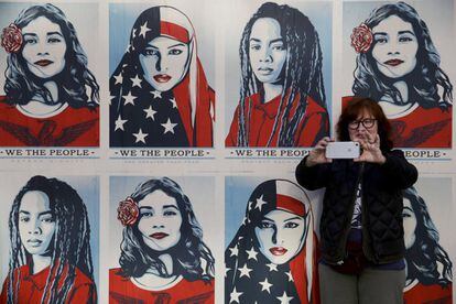 Una mujer se hace fotografía delante de unos carteles a favor de los derechos de las mujeres durante la manifestación en Los Ángeles.