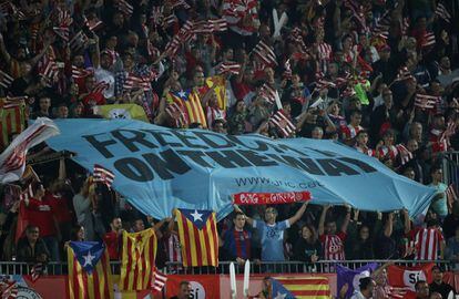 Aficionados del Girona portan una pancarta pro independencia.