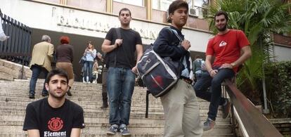 Estudiantes 'Erasmus' a las puertas de la Facultad de la Universidad de Roma.