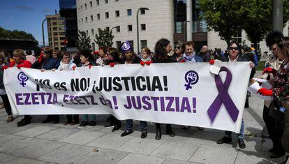 Concentración en apoyo a la víctima de La Manada a las puertas de la Audiencia, en Pamplona.