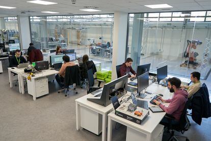 Una sala de trabajo en Ikerlan, una de las empresas de la Corporación Mondragón, este jueves.