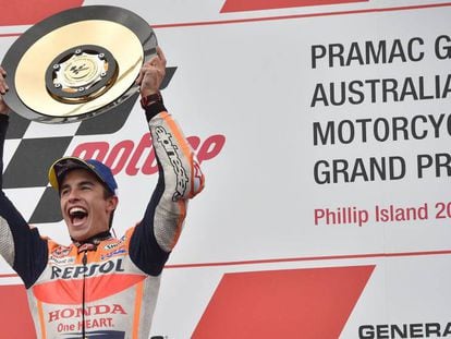 Marc Marquez levanta el trofeo de ganador, este domingo.