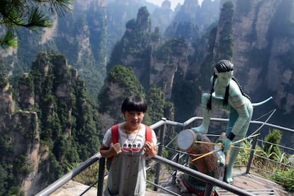 Una niña posa con una escultura inspirada en 'Avatar' en el alto de Yuanjiajie, en el parque nacional de Zhangjiajie.