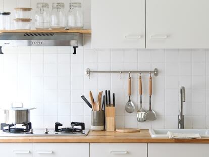 Una buena organización de los accesorios te ayudará a maximizar el espacio disponible de tu cocina.