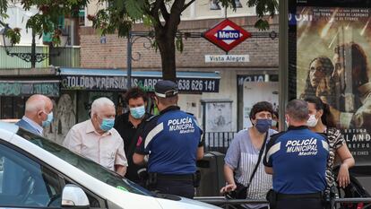 Control policial en el barrio de Vista Alegre, en el distrito madrileño de Carabanchel, una de las zonas confinadas por la segunda ola de la pandemia.