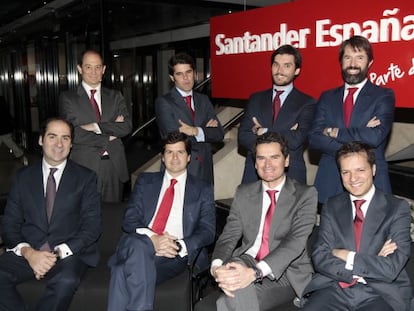 Equipo de pr&eacute;stamos del banco Santander. De pie, de izquierda a derecha: Salvador Viada, Pablo Trueba, Jorge Lozano y Asier Gonz&aacute;lez. Sentados: Unai Parra, Julio Ruiz de Alda, Antonio Garc&iacute;a M&eacute;ndez y Daniel Machuca.