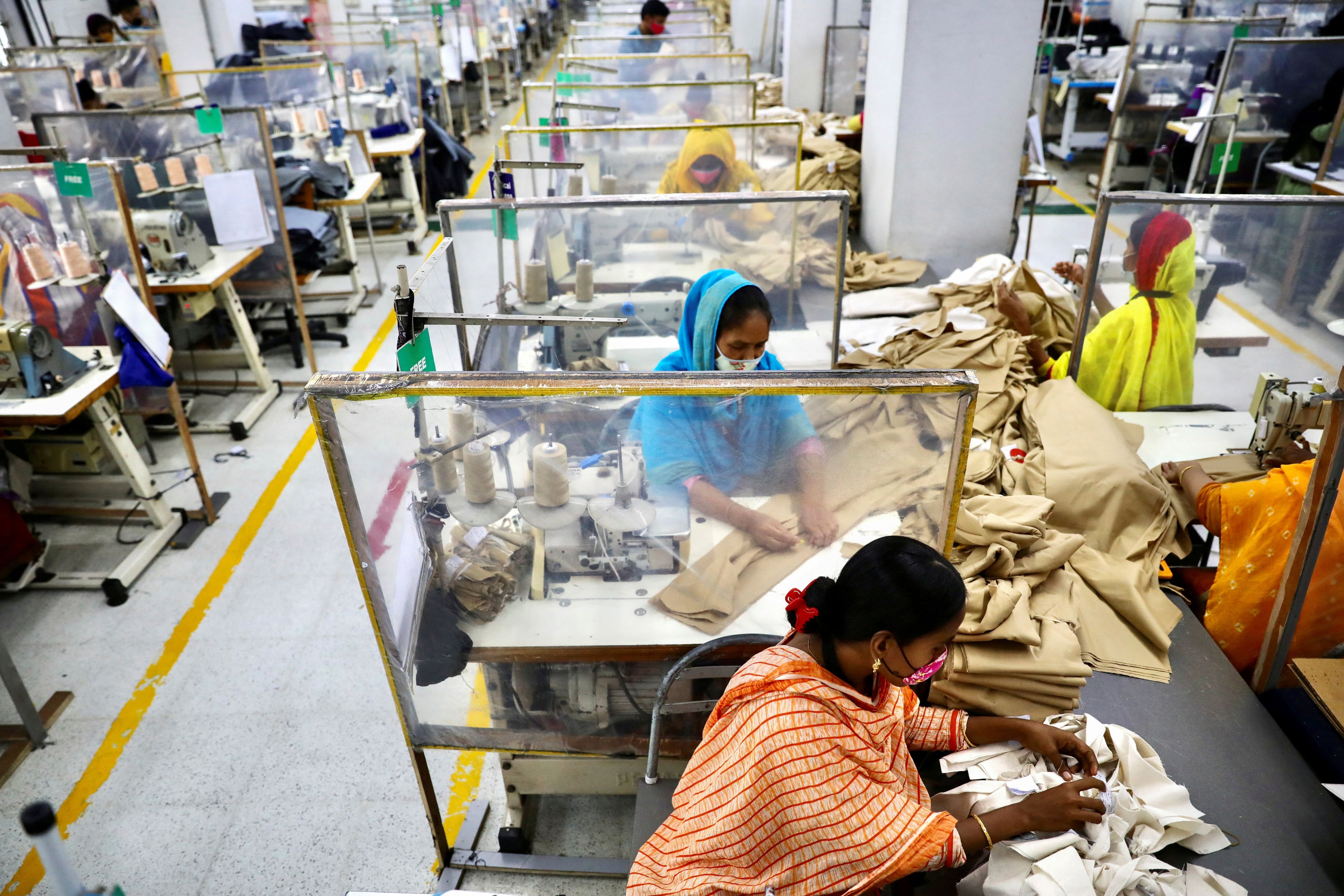 Empleadas de la fábrica de ropa Civil Engineering Limited en Dacca, Bangladés, que volvieron a trabajar un año después del estallido de la pandemia. 