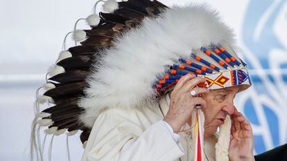 El Papa Francisco, con un tocado regalo de los indígenas de Canadá, en su visita al país este mes de julio.