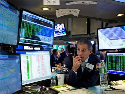 Un agente de Bolsa rodeado de pantallas de ordenador en Wall Street.