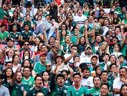 Aficionados mexicanos durante un partido de la selección nacional frente a Escocia.